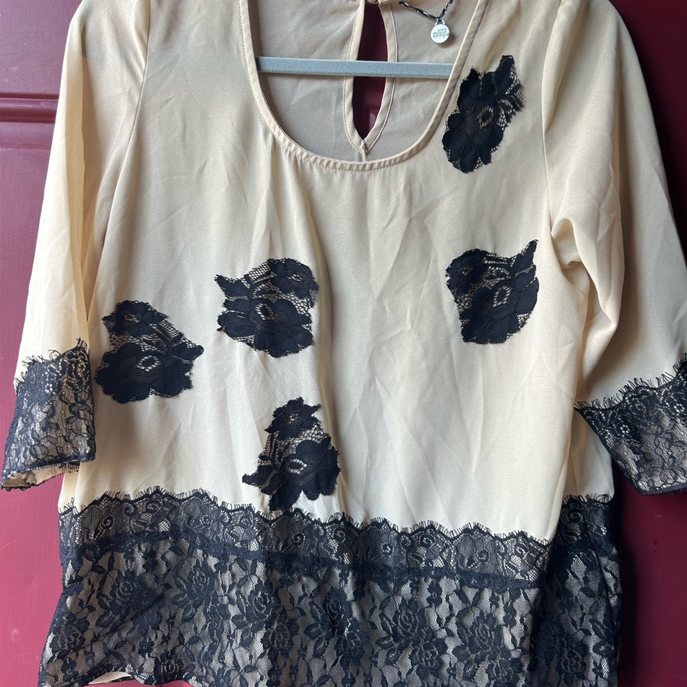 BKE Boutique size small blouse
